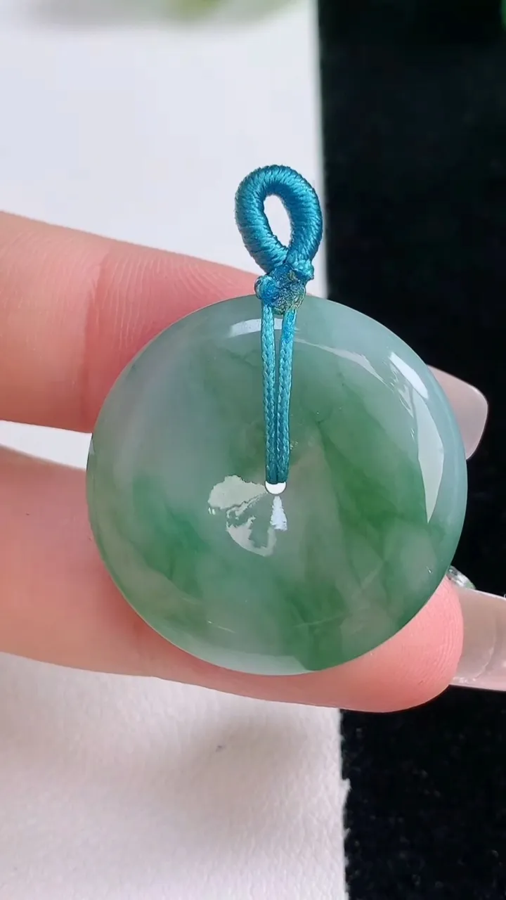 天然A货翡翠飘花平安扣吊坠，尺寸27.3-5.9，重量:9.59g
12月29日