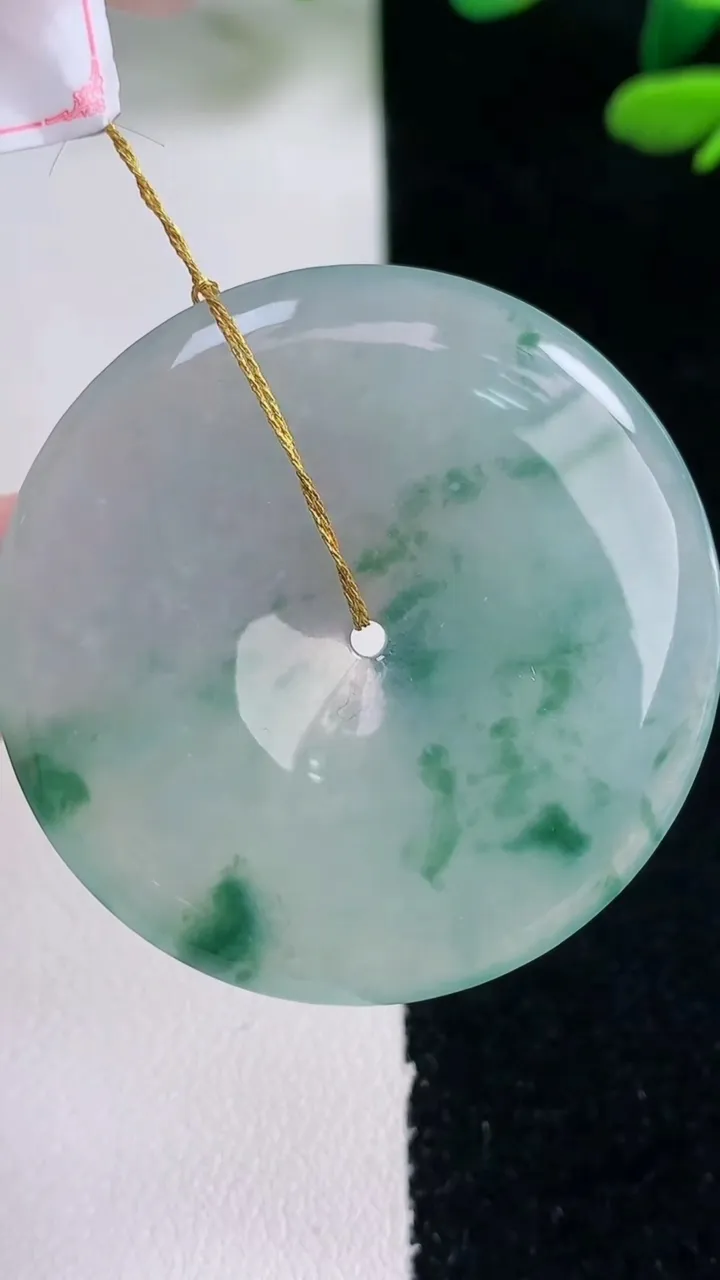 天然A货翡翠冰种飘花平安扣吊坠，尺寸39.2-5.4，重量:18.36g
12月29日