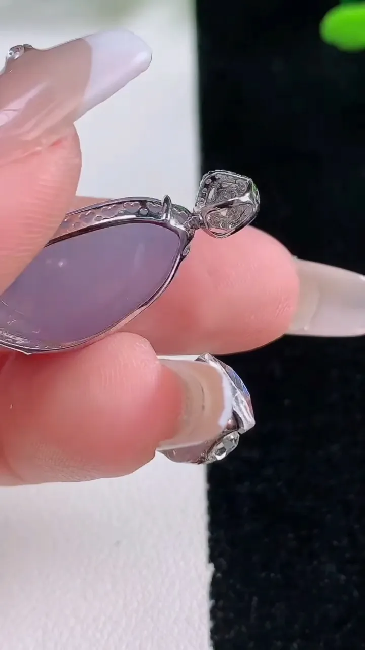 天然A货翡翠18K金紫罗兰飘花福瓜吊坠，尺寸21.4-12.2-5.9，重量:2.94g
12月29日