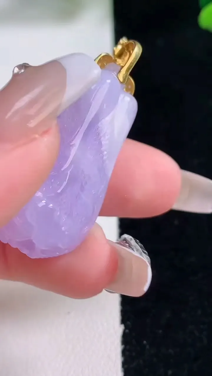 天然A货翡翠18K金春带彩紫罗兰白菜吊坠，尺寸32-18.2-11.8，重量:12.71g
12月29日