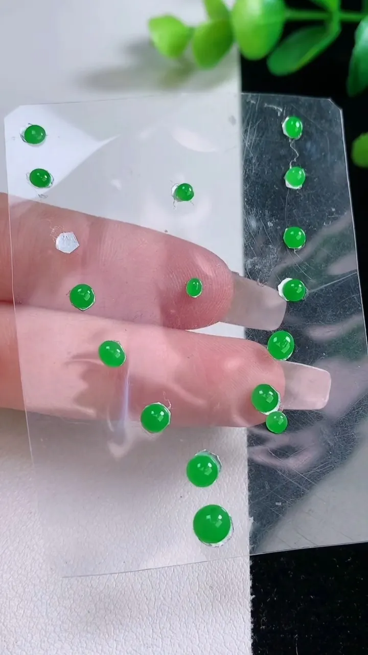 天然A货翡翠蛋面镶嵌件一手，尺寸4.9-2.4，重量:2.89g
12月29日