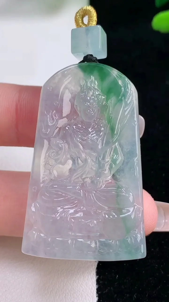 天然A货翡翠不动明王吊坠，尺寸45-27.7-5，重量:15.67g
12月29日