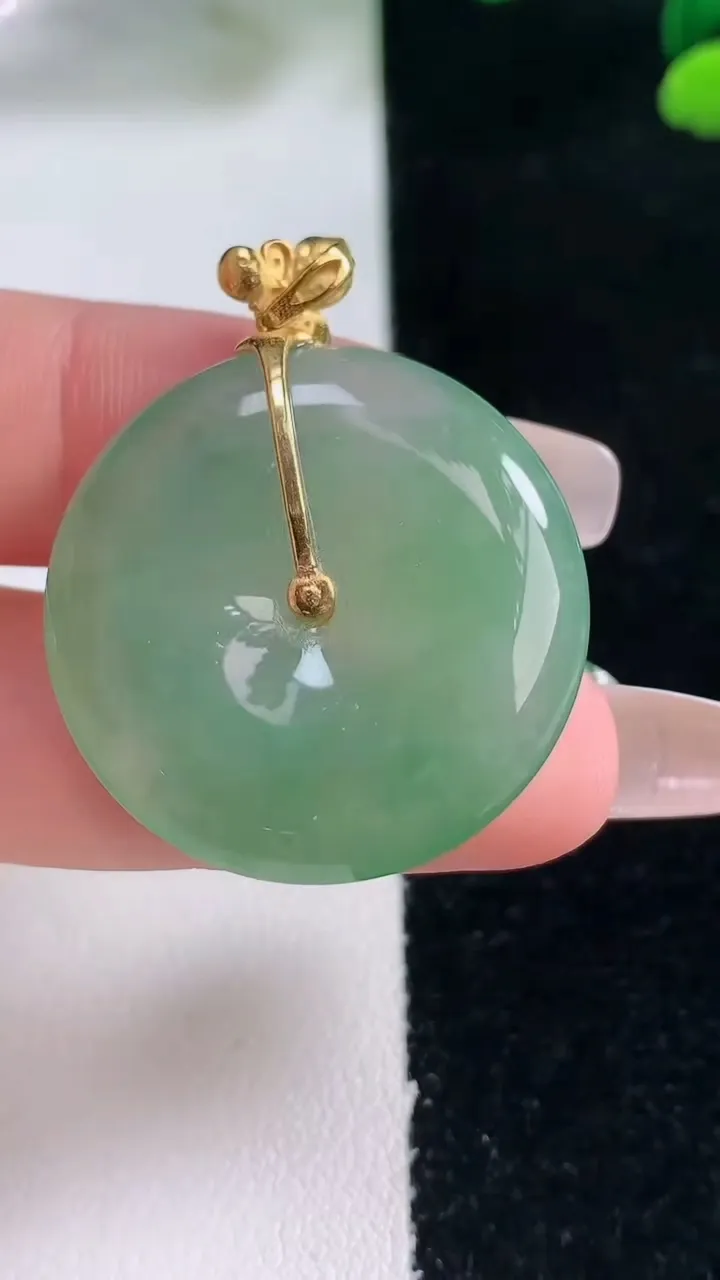 天然A货翡翠平安扣吊坠，尺寸28.3-5.5，重量:10.45g
12月29日