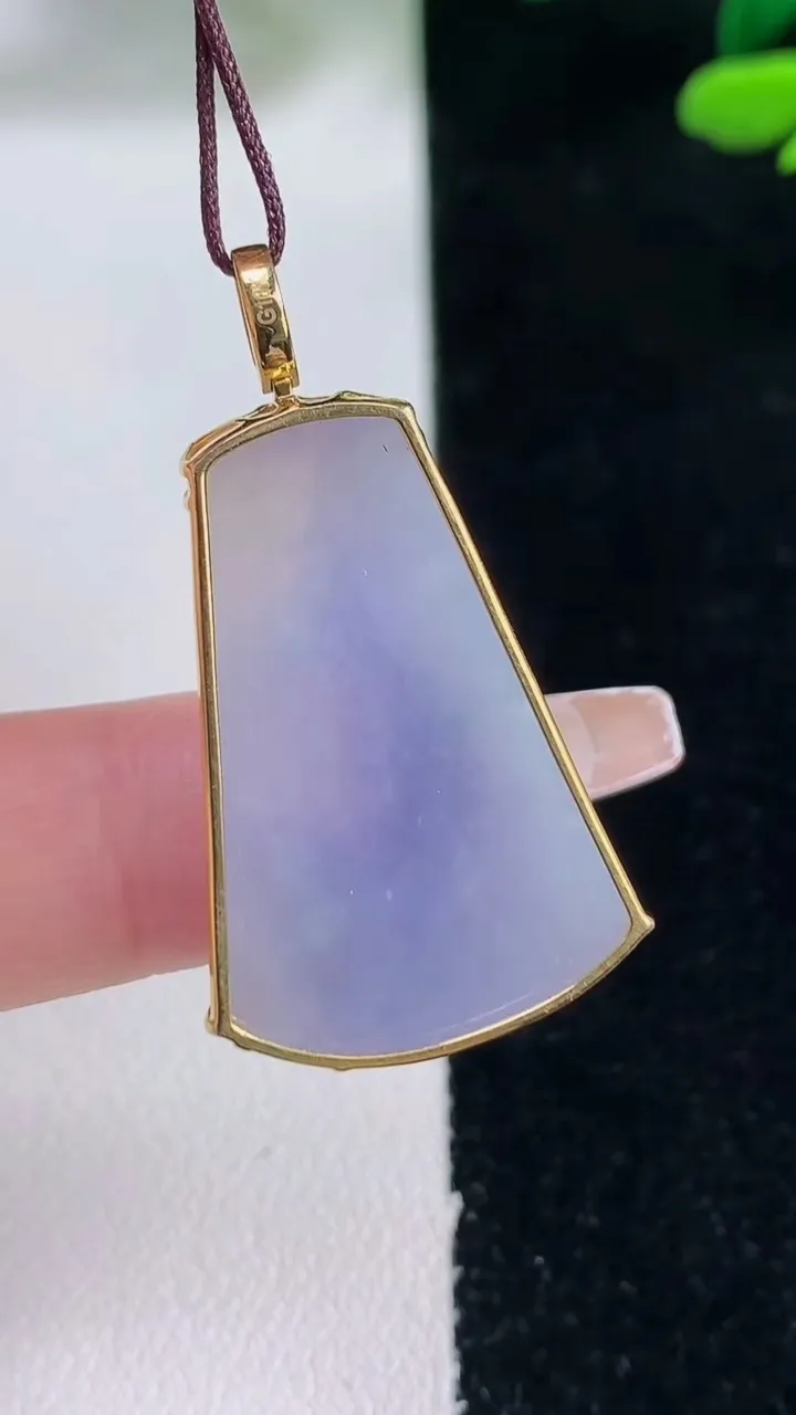 天然A货翡翠18K金紫罗兰无事牌吊坠，尺寸30-19.8-4.7，重量:5.92g
12月29日