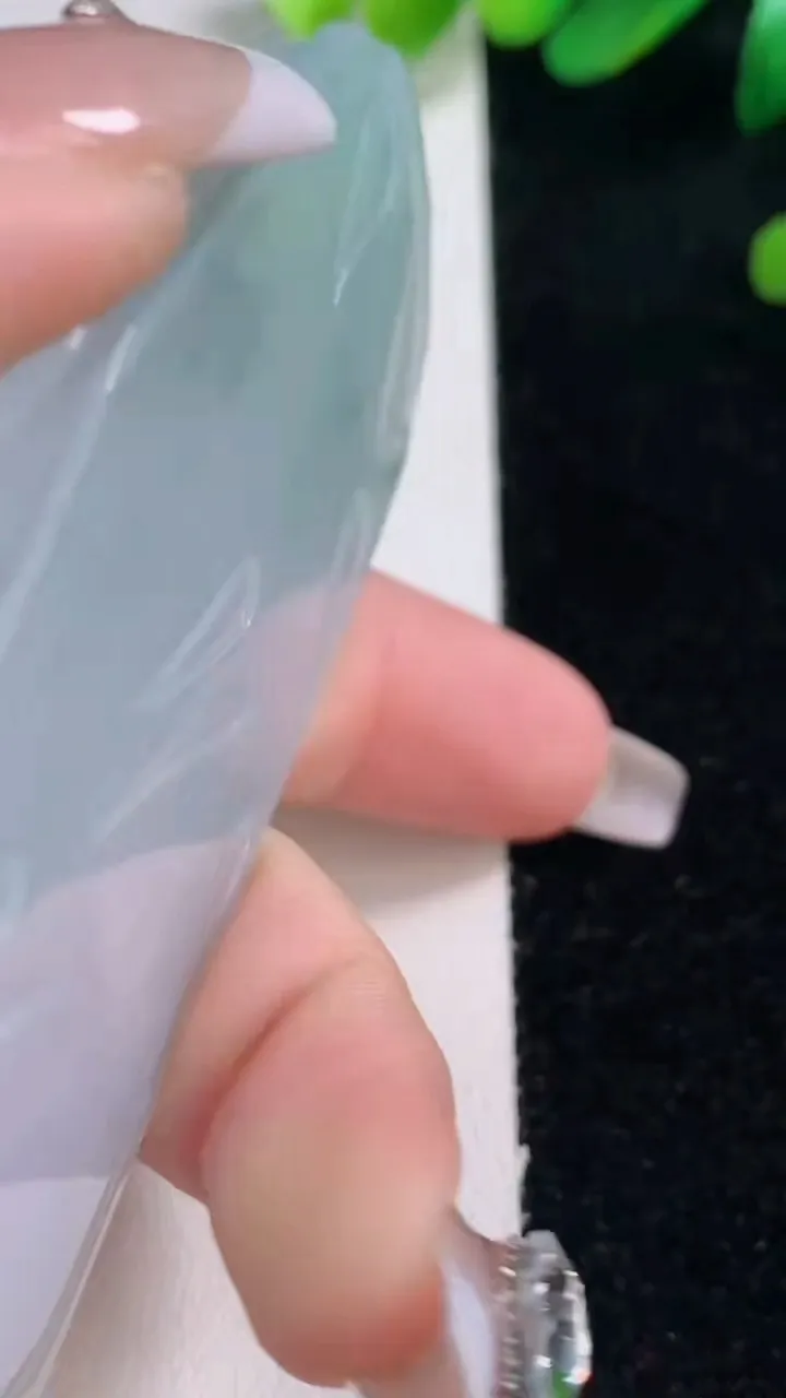 天然A货翡翠飘花大势至菩萨吊坠，尺寸74-47.6-5.6，重量:41.36g
12月29日