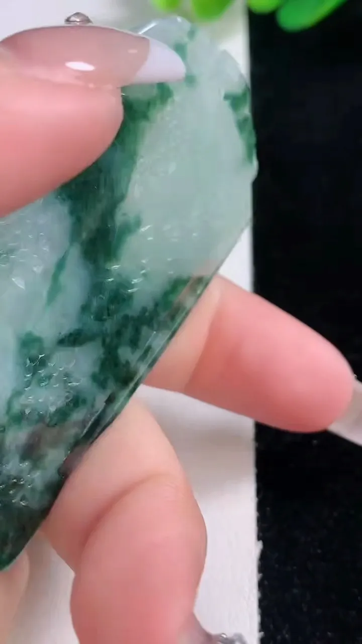 天然A货翡翠牌吊坠，尺寸67.7-39.8-5，重量:23.20g
12月29日