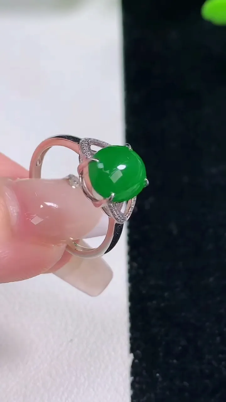天然A货翡翠蛋面戒指，尺寸17-9.8-7.9-5.6，重量:2.52g2025年12月29日
工厂直销收藏佳品,种好水足，色泽均匀，有种有色，上手高大气！