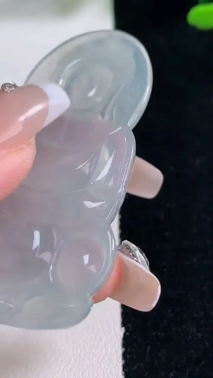 天然A货翡翠种白冰观音菩萨吊坠，尺寸60-35.3-6，重量:22.50g
12月29日