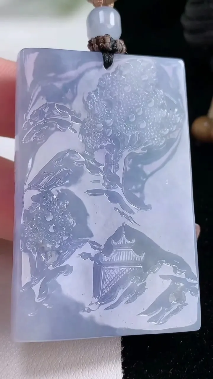 天然A货翡翠牌吊坠，尺寸55.8-37-9.2，重量:52.23g
12月29日