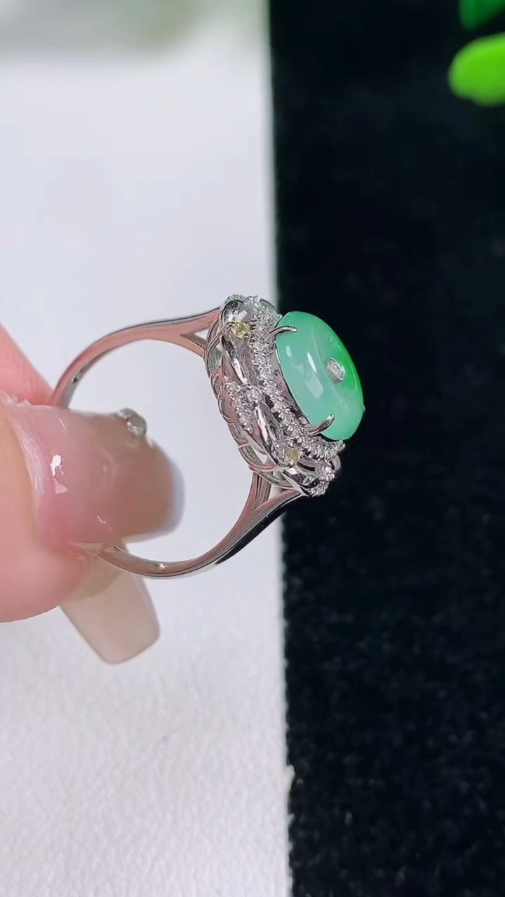天然A货翡翠平安扣戒指，尺寸16.8-9.3-7.2，重量:3.15g2025年12月29日
工厂直销收藏佳品,种好水足，色泽均匀，有种有色，上手高大气！