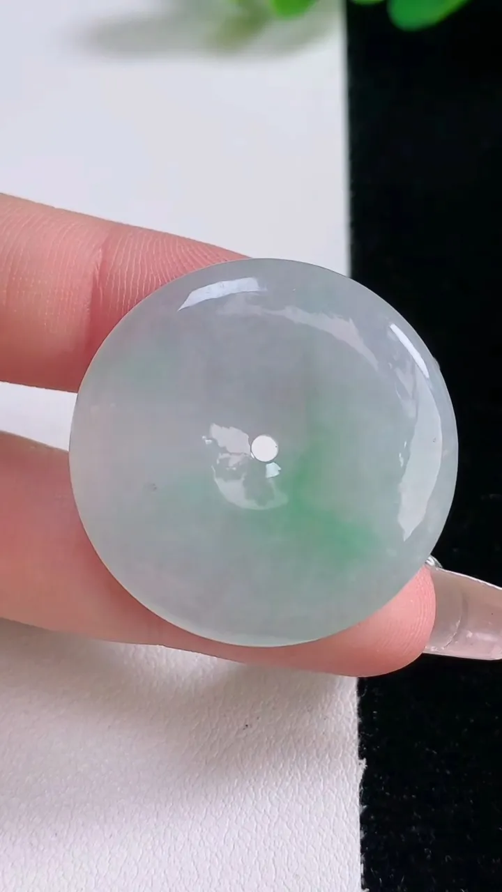 天然A货翡翠平安扣吊坠，尺寸32.2-5，重量:11.47g
12月29日