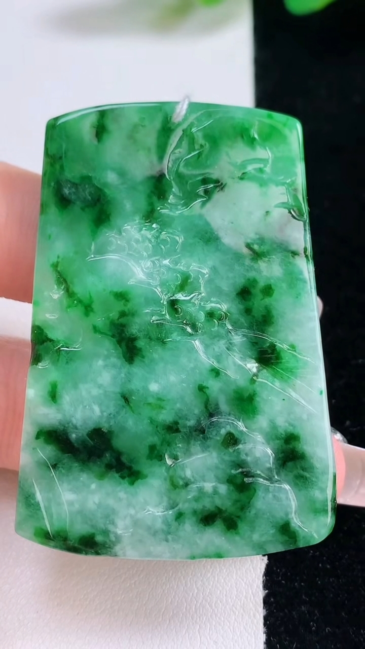 天然A货翡翠山水牌吊坠，尺寸53.4-35.6-6.7，重量:29.34g
12月29日