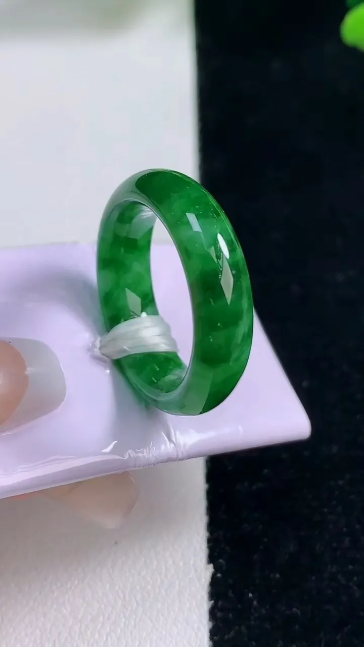 天然A货翡翠指环戒指，尺寸17.3-5.5-3.3，重量:5.43g2025年12月29日
工厂直销