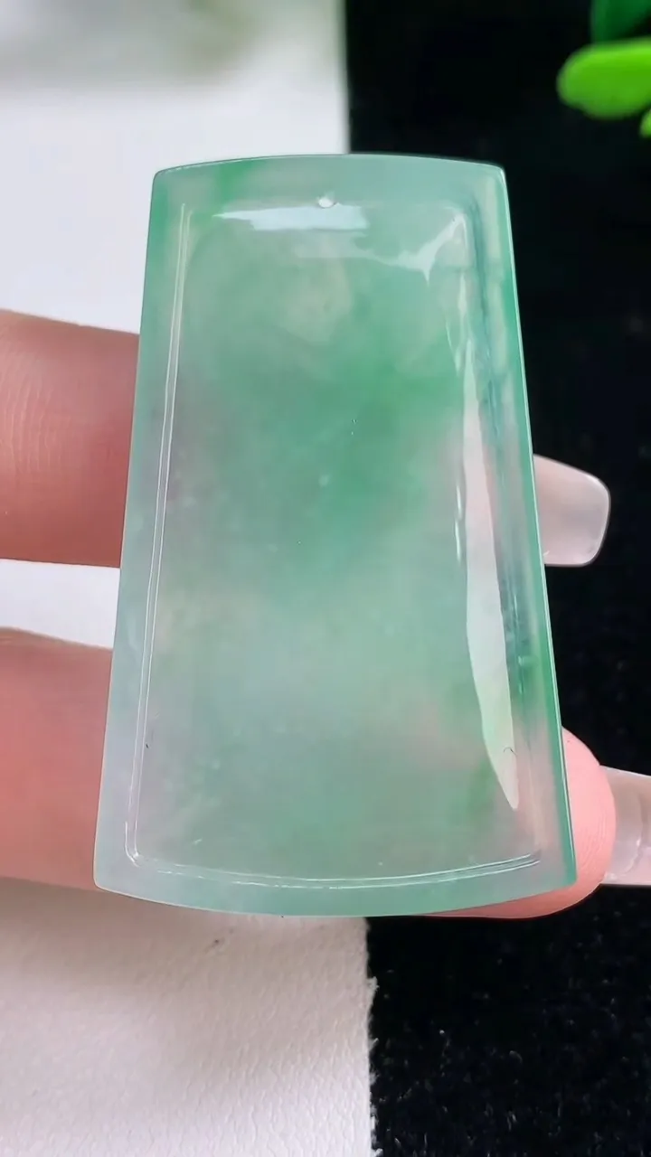 天然A货翡翠鸟语花香吊坠，尺寸46.5-28.4-4，重量:13.16g
12月29日