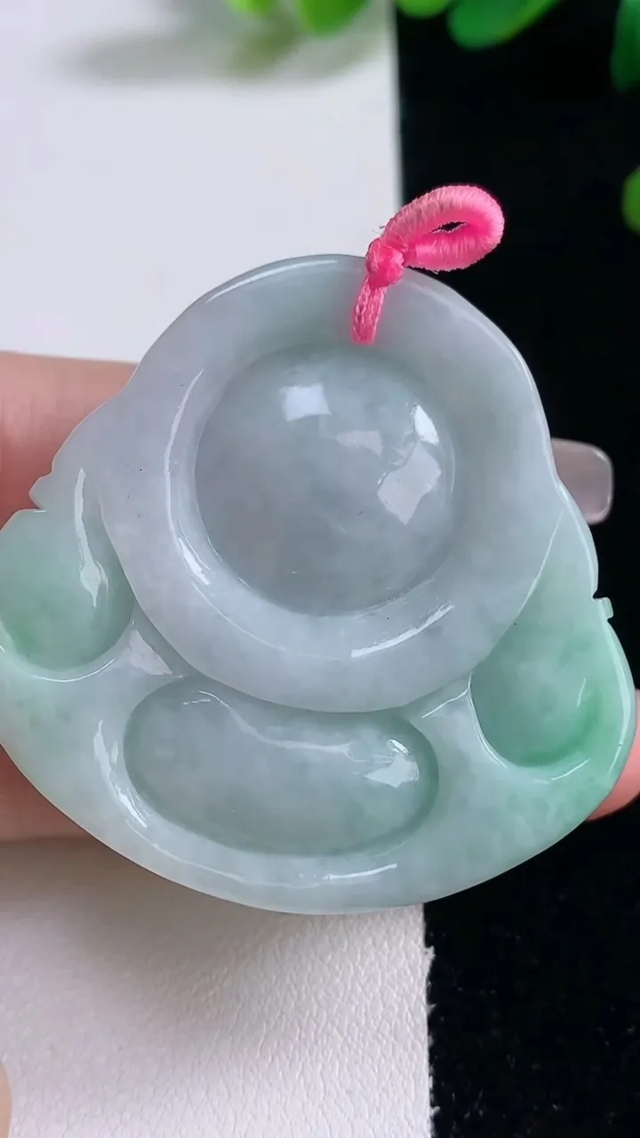 天然A货翡翠佛公吊坠，尺寸43.5-45.2-12.3，重量:37.69g
12月29日