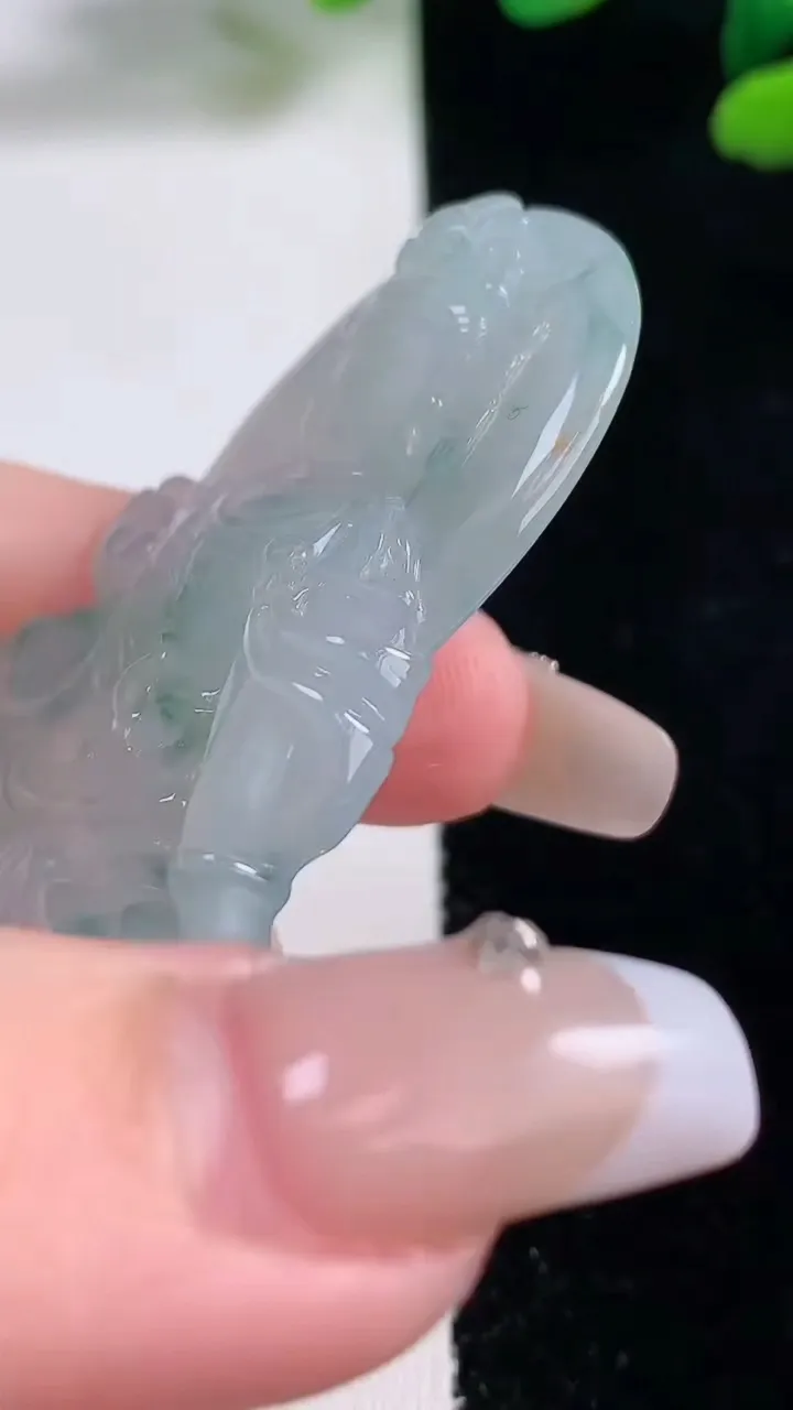 天然A货翡翠冰种飘花观音菩萨吊坠，尺寸62.3-37-6.1，重量:25.14g
12月29日