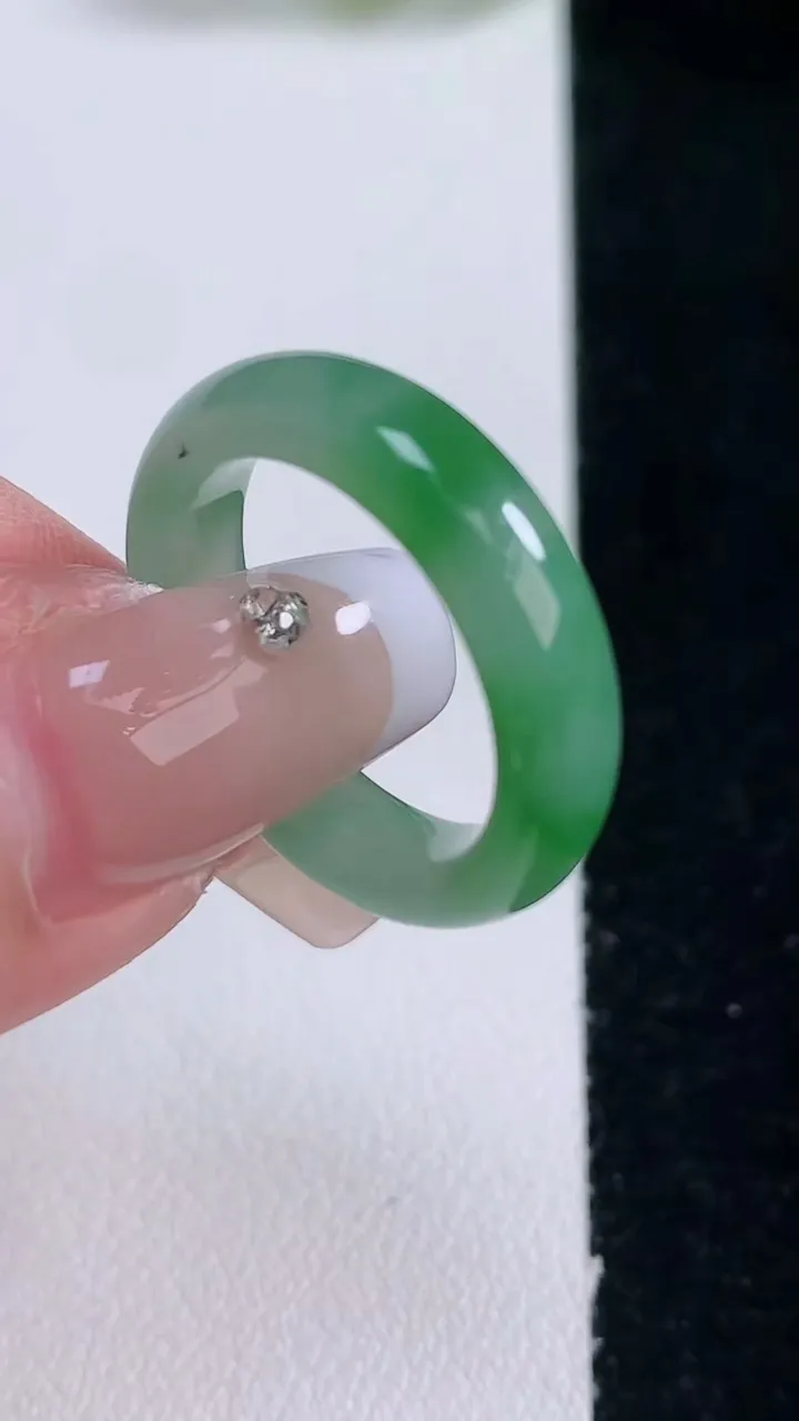 天然A货翡翠指环戒指，尺寸17.3-5.1-3.5，重量:3.70g2025年12月29日
工厂直销收藏佳品,种好水足，色泽均匀，有种有色，上手高大气！