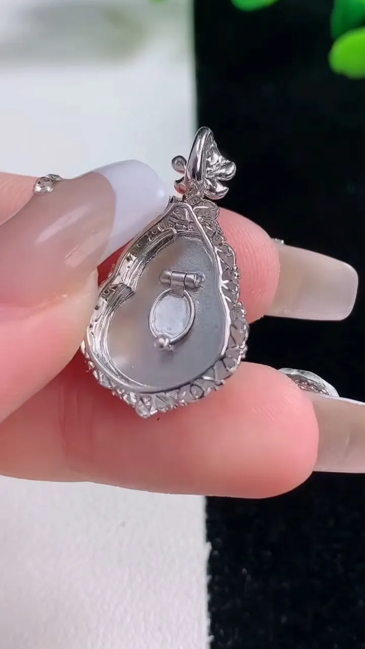 天然A货翡翠葫芦吊坠，尺寸28.5-16.2-8.1，裸石16-12.5重量:3.62g
12月29日