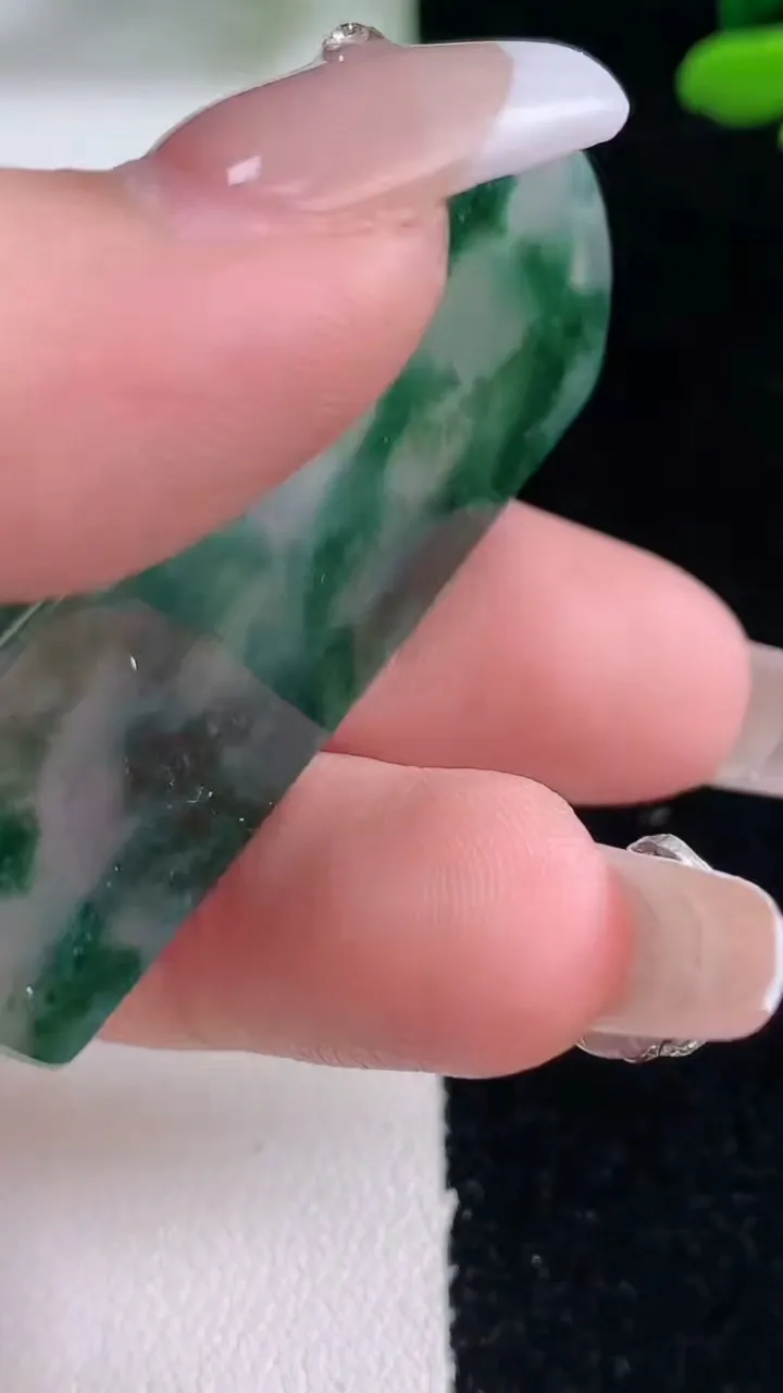 天然A货翡翠冰种飘花观音菩萨吊坠，尺寸49-21-5.4，重量:14.63g
12月29日