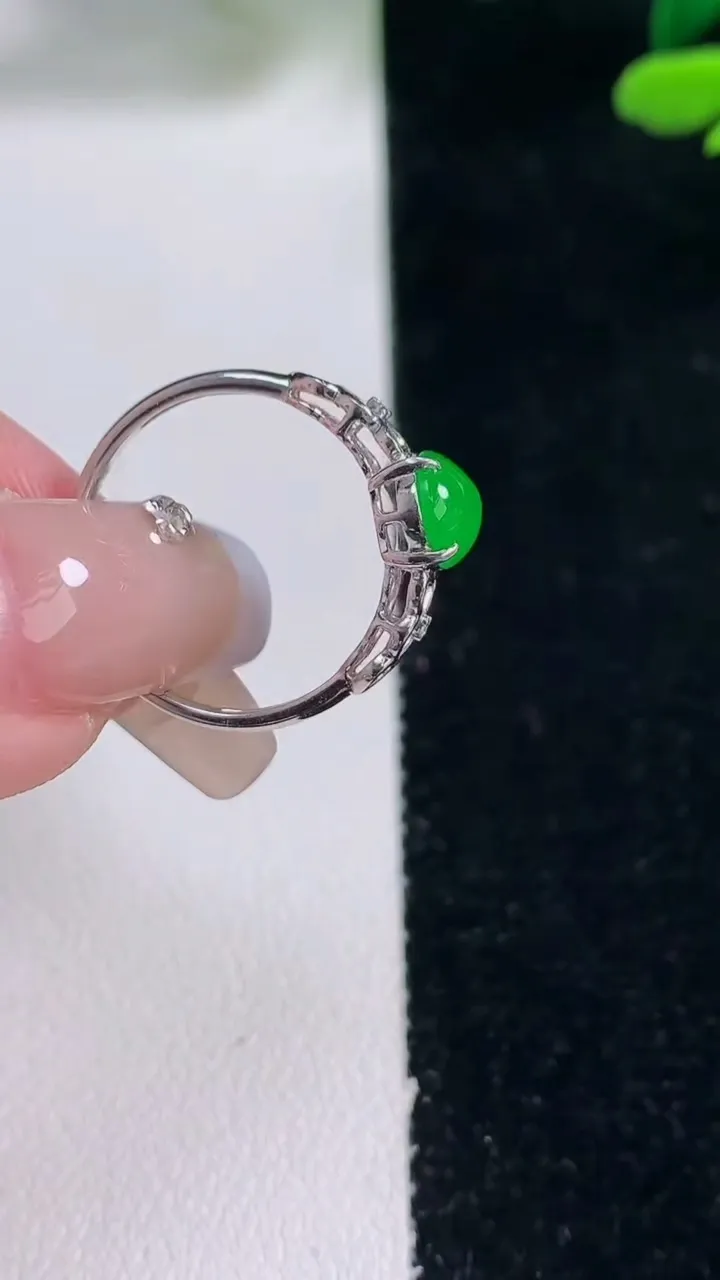 天然A货翡翠蛋面戒指，尺寸17.2-9-6.8-5，重量:2.28g2025年12月29日
工厂直销收藏佳品,种好水足，色泽均匀，有种有色，上手高大气！