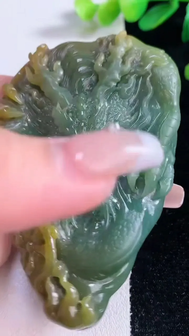 天然A货翡翠双彩龙牌吊坠，尺寸79.4-53.4-12.3，重量:88.66g
12月29日