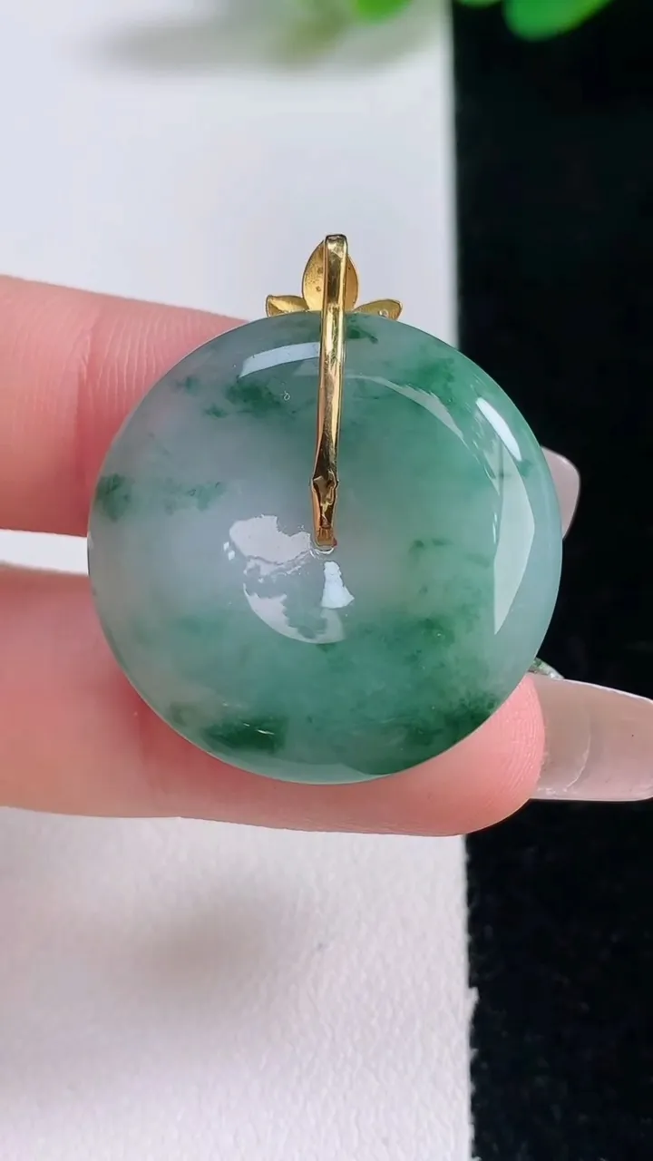 天然A货翡翠种飘花平安扣吊坠，尺寸27.5-6，重量:12.04g
12月29日