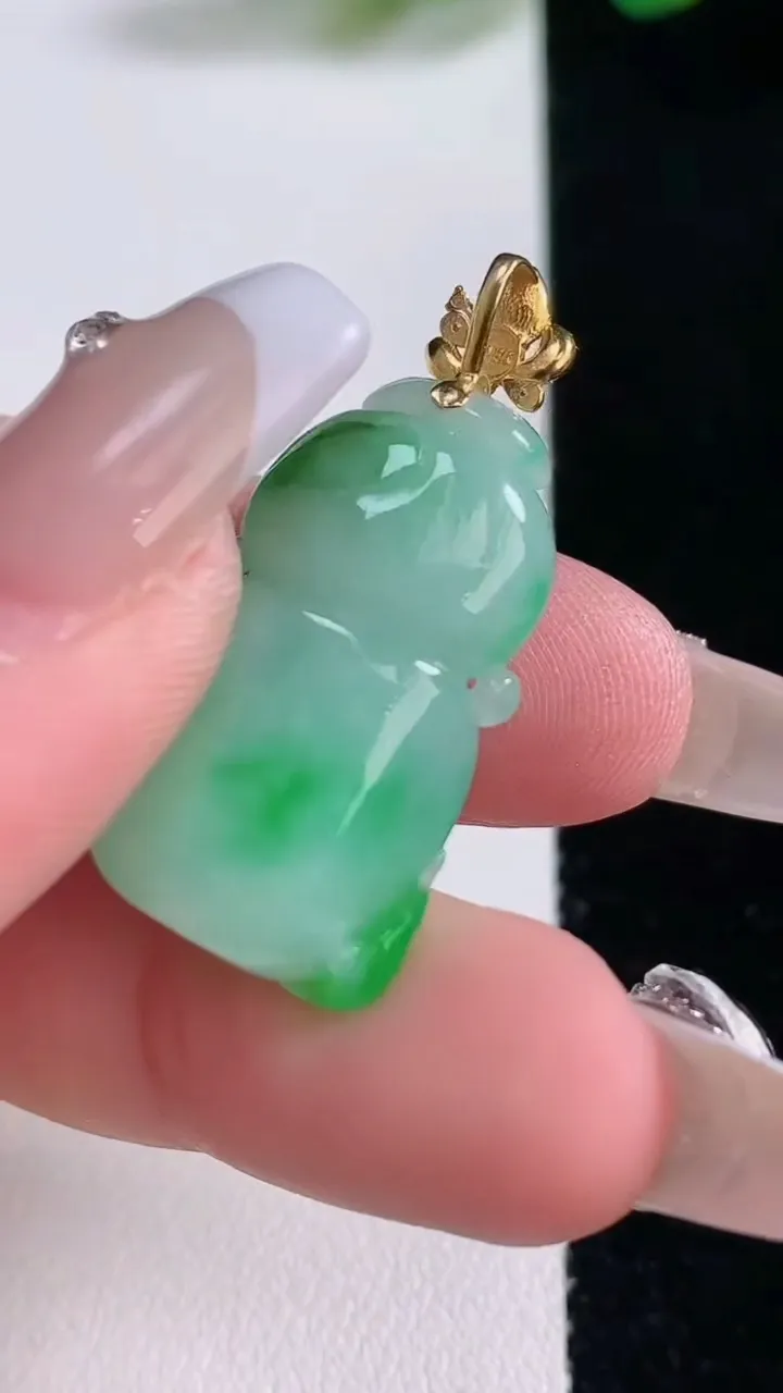 天然A货翡翠葫芦吊坠，尺寸25.5-16-10.2，重量:7.84g
12月29日