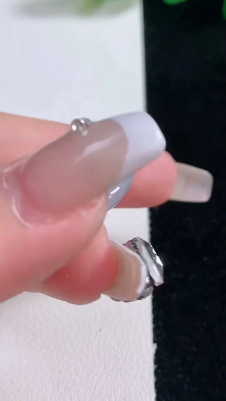 天然A货翡翠平安扣吊坠，尺寸25-5.9，重量:7.62g
12月29日