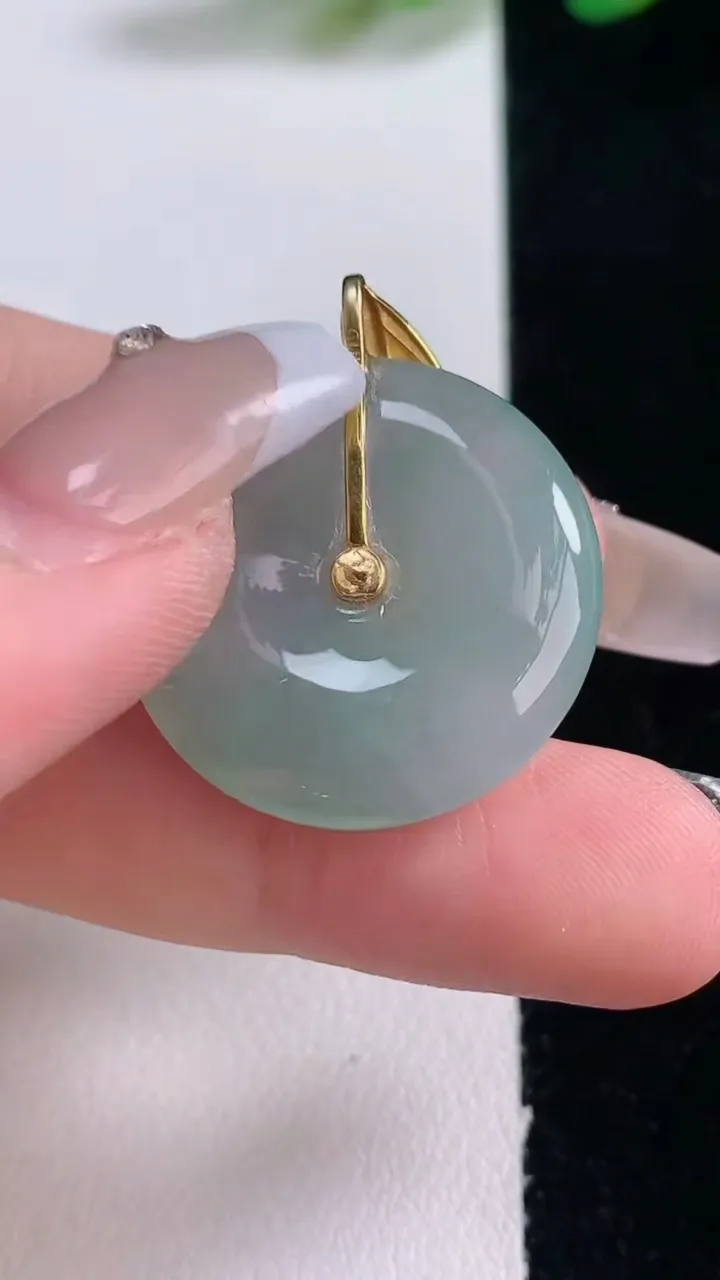 天然A货翡翠平安扣吊坠，尺寸25.2-5.4，重量:7.64g
12月29日