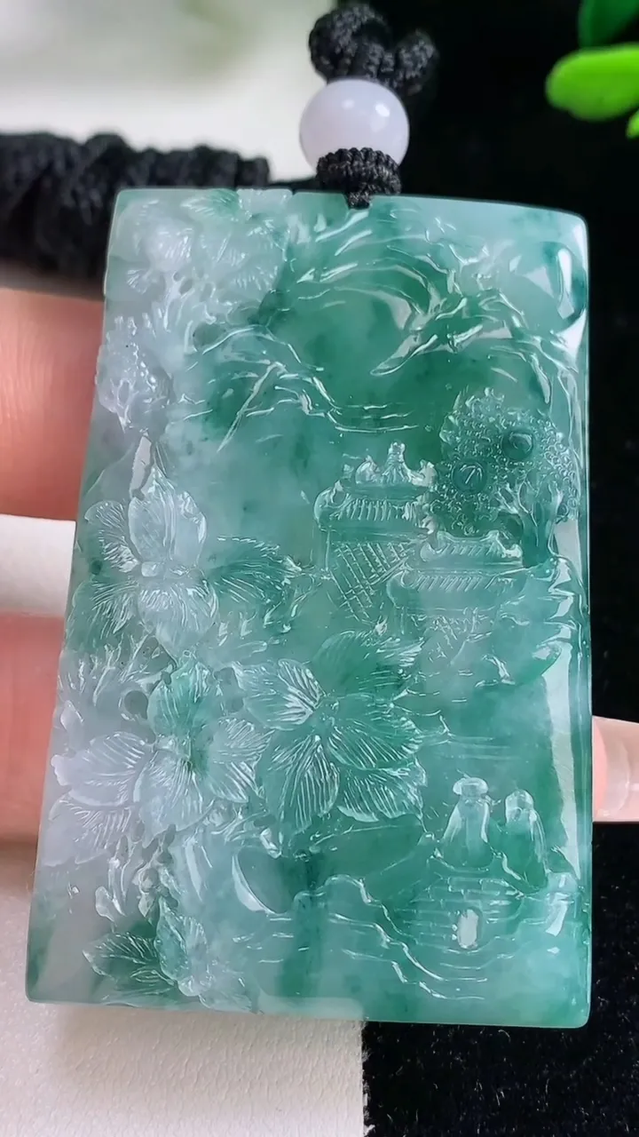 天然A货翡翠牌吊坠，尺寸56.8-36.2-6，重量:38.26g
12月29日