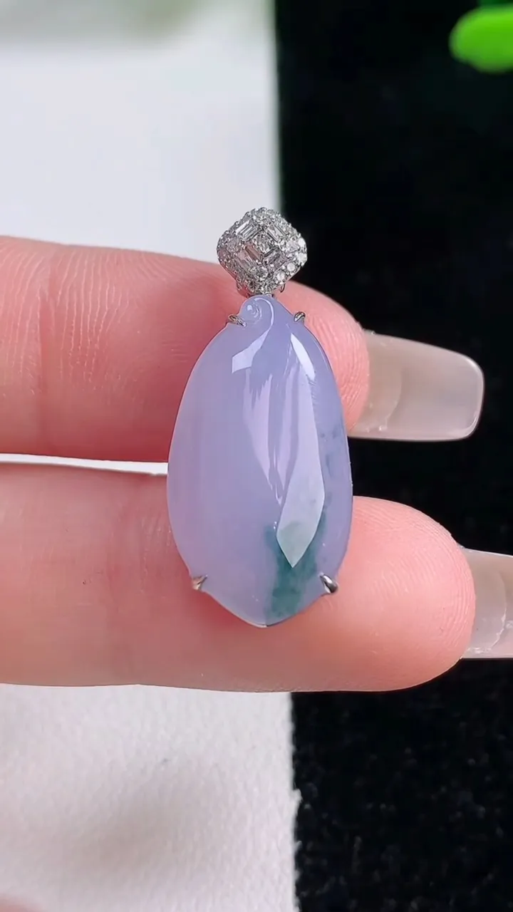 天然A货翡翠18K金紫罗兰飘花福瓜吊坠，尺寸21.4-12.2-5.9，重量:2.94g
12月29