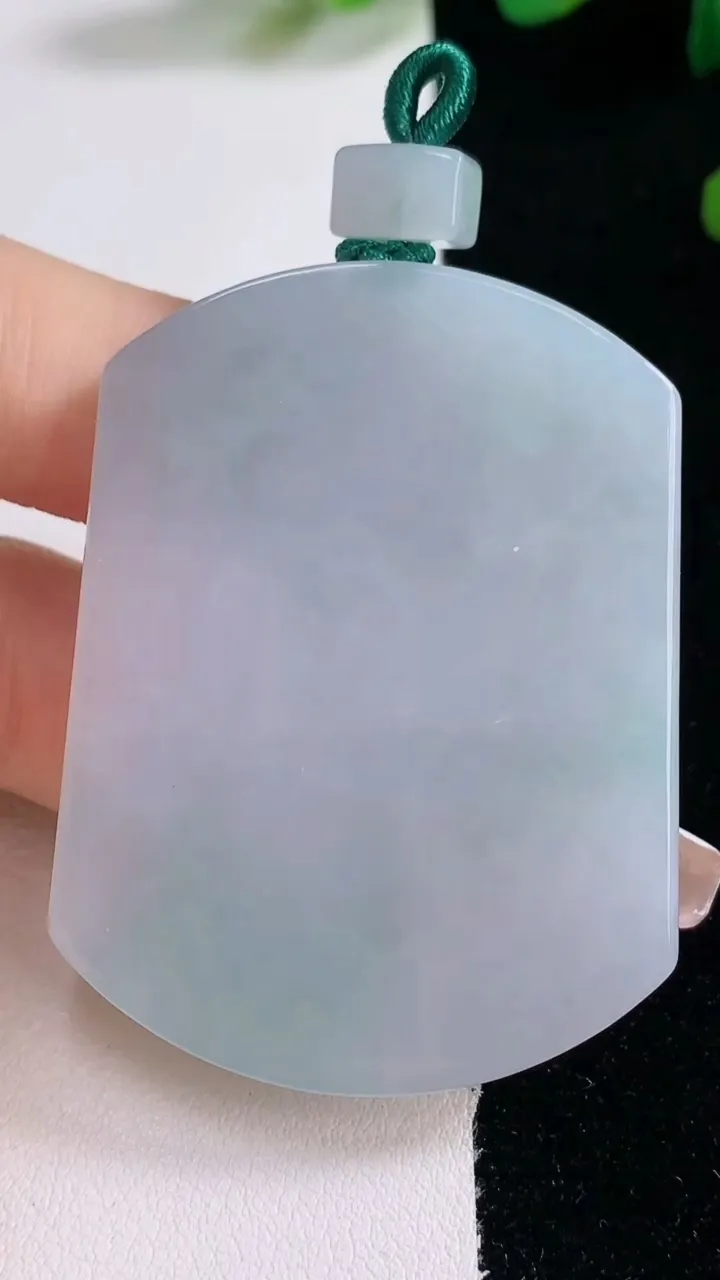 天然A货翡翠无事牌吊坠，尺寸51-39-5.4，重量:32.50g
12月29日