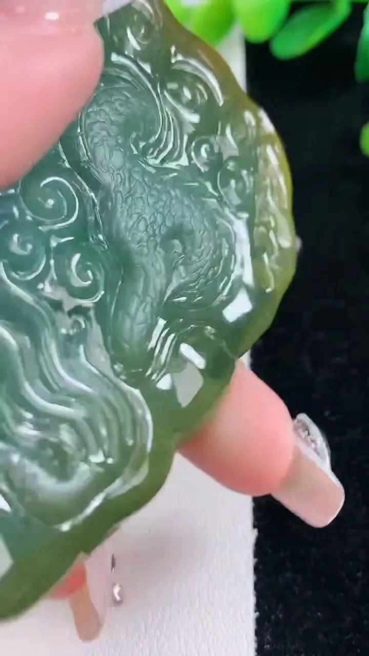 天然A货翡翠双彩龙牌吊坠，尺寸79.4-53.4-12.3，重量:88.66g
12月29日