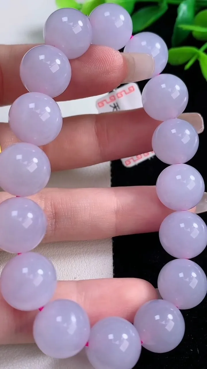 天然A货翡翠紫罗兰圆珠手串，尺寸12.7-16颗，重量:56.33g12月29日
工厂直销收藏佳品,种好水足，色泽均匀，有种有色，上手高大气！