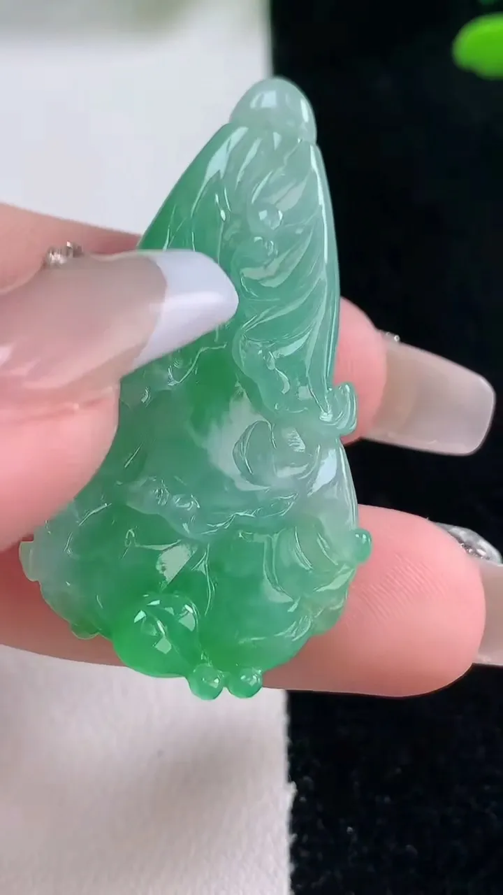 天然A货翡翠白菜吊坠，尺寸41.6-23.4-8.6，重量:10.93g
12月29日