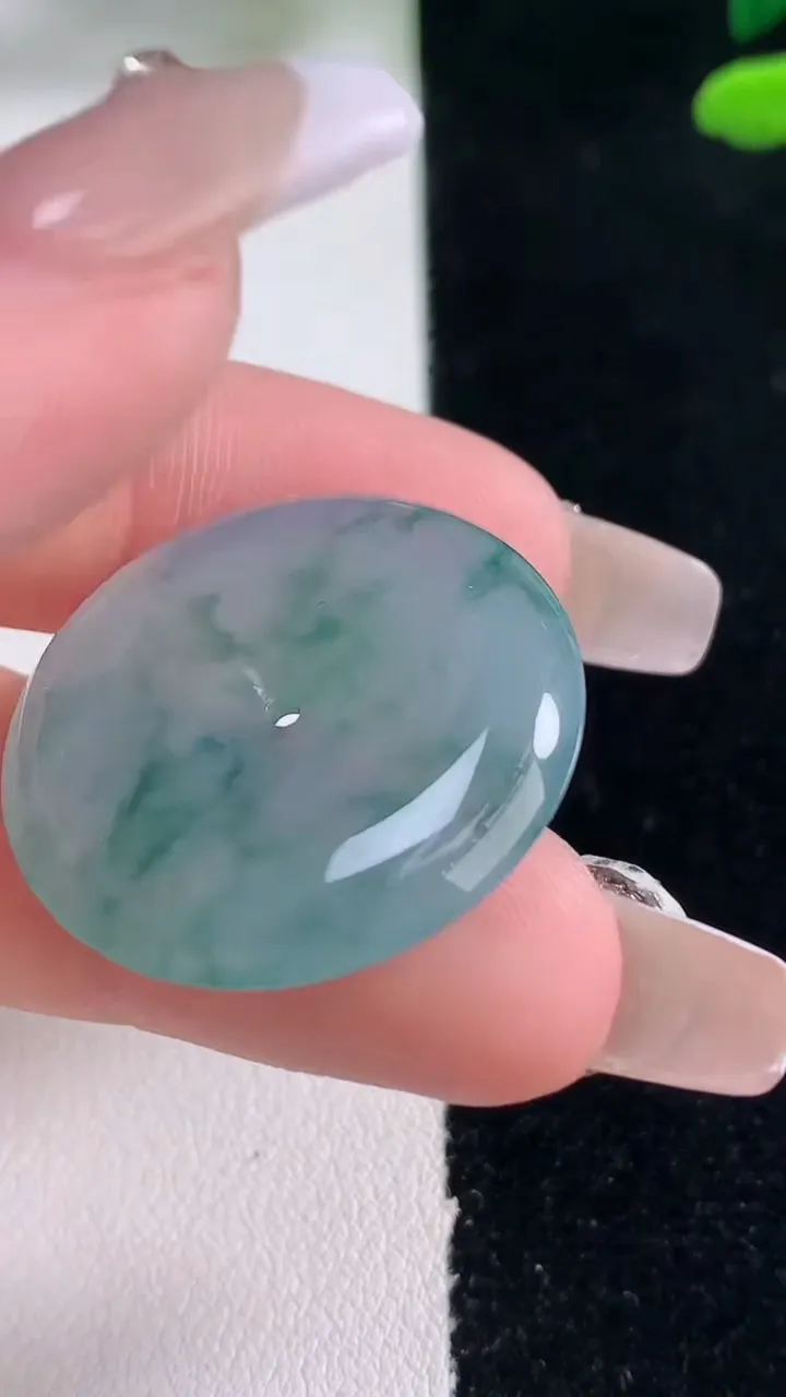 天然A货翡翠冰种飘花平安扣吊坠，尺寸26.8-4.7，重量:7.52g
12月29日