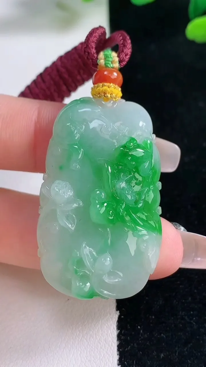 天然A货翡翠和和美美 荷叶鱼吊坠，尺寸39.6-24.8-8，重量:18.39g
12月29日