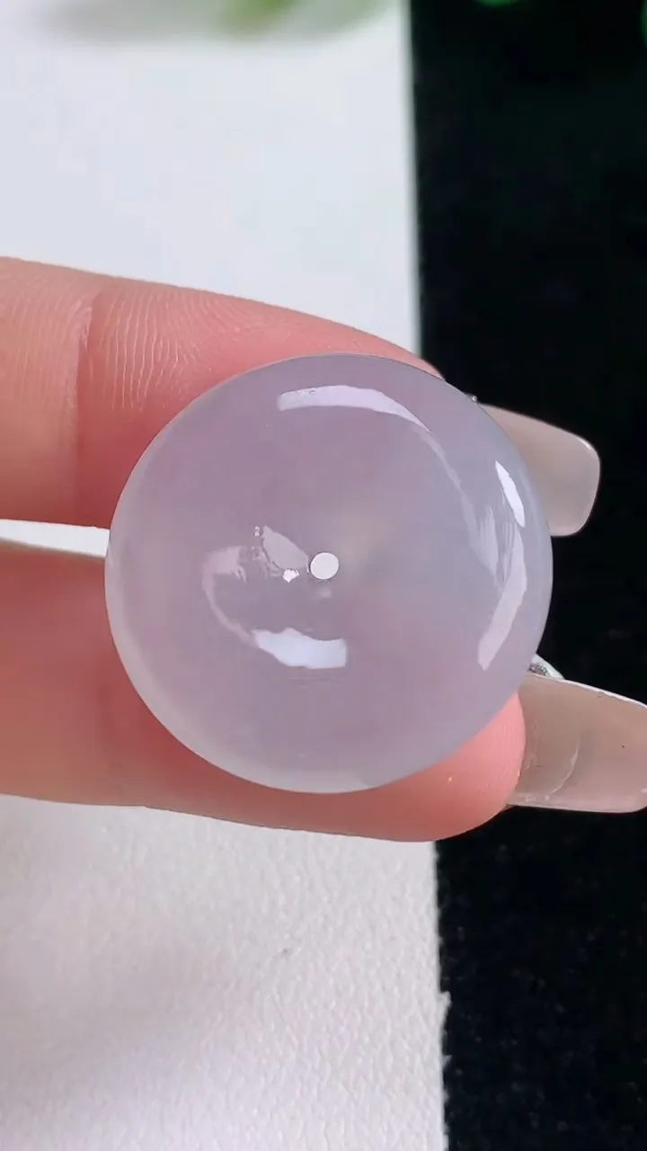 天然A货翡翠平安扣吊坠，尺寸24.6-5.6，重量:7.56g
12月29日