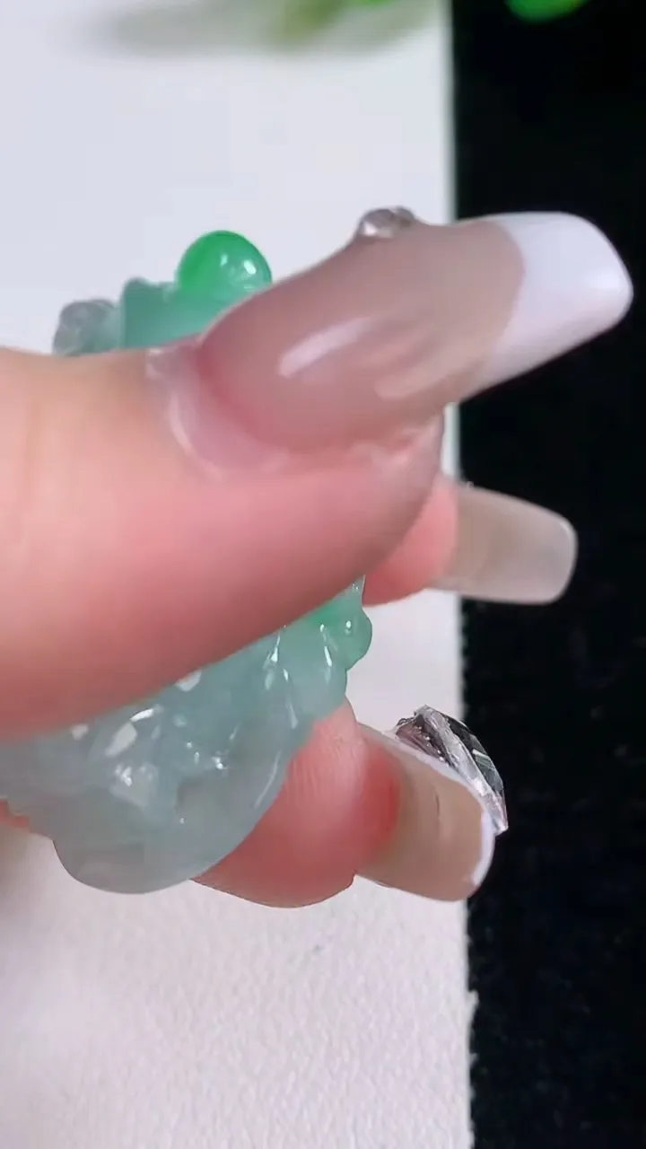 天然A货翡翠貔貅吊坠，尺寸40.7-21-10.8，重量:23.87g
12月29日