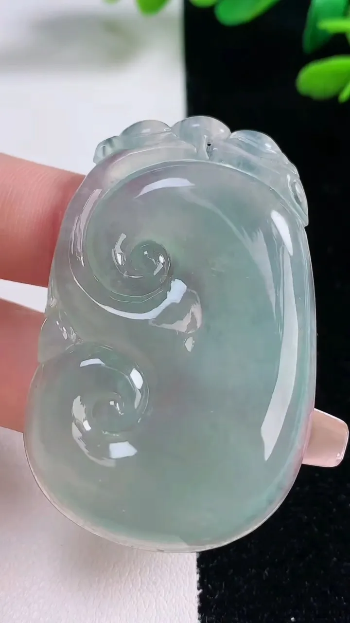 天然A货翡翠如意吊坠，尺寸52.7-33.7-6，重量:22.52g
12月29日