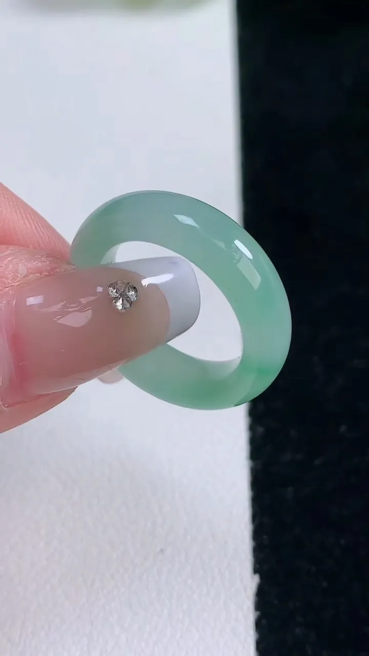 天然A货翡翠指环戒指，尺寸15.6-5.5-3.5，重量:3.83g2025年12月29日
工厂直销收藏佳品,种好水足，色泽均匀，有种有色，上手高大气！