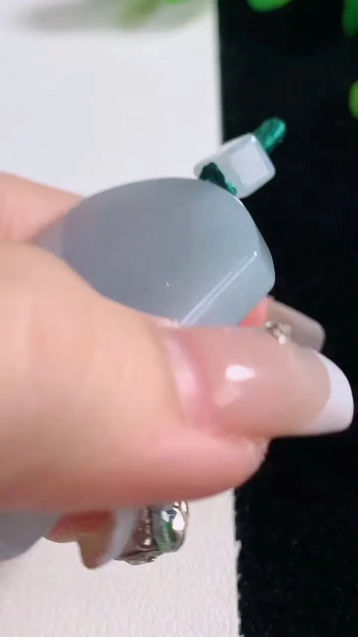 天然A货翡翠无事牌吊坠，尺寸51-39-5.4，重量:32.50g
12月29日