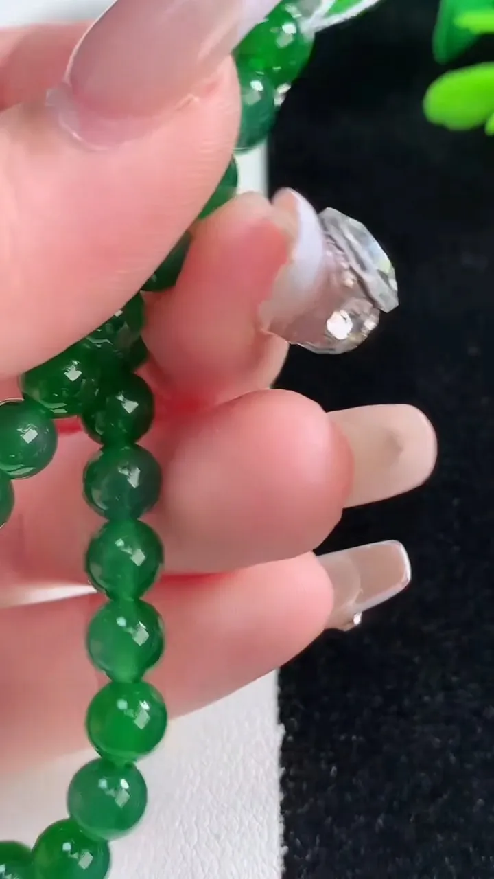 天然A货翡翠圆珠手串，尺寸6.4-28颗，重量:12.92g12月29日
工厂直销收藏佳品,种好水足，色泽均匀，有种有色，上手高大气！
