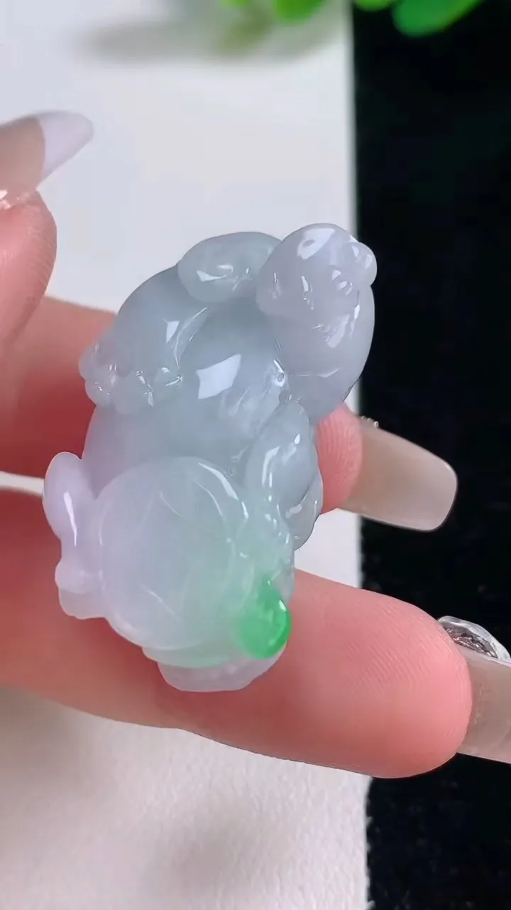 天然A货翡翠貔貅吊坠，尺寸34-18.6-12.2，重量:17.52g
12月29日