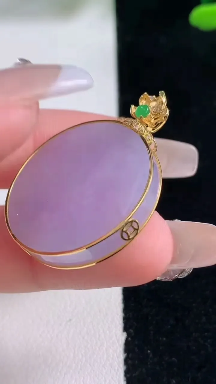 天然A货翡翠18K金紫罗兰无事牌吊坠，尺寸26.4-3.8，重量:8.09g
12月29日