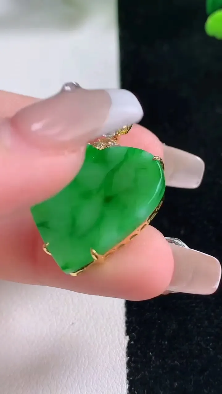 天然A货翡翠爱心吊坠，尺寸34-23-23.7-5.3，重量:4.91g
12月29日