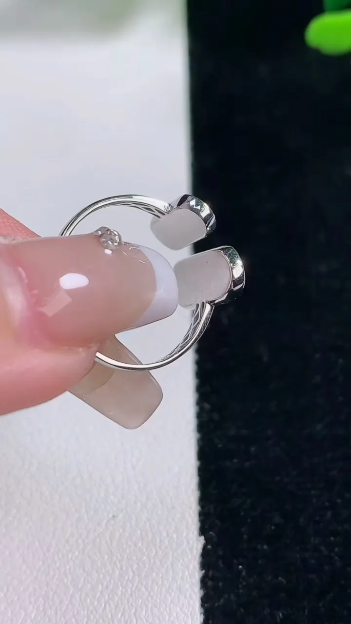 天然A货翡翠马鞍戒指，尺寸12-6.3-2.2，重量:2.23g2025年12月29日
工厂直销收藏佳品,种好水足，色泽均匀，有种有色，上手高大气！