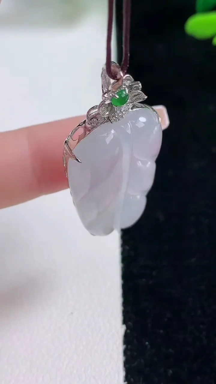 天然A货翡翠种白冰金枝玉叶 叶子吊坠，尺寸42-31.5-18.5-7.3，重量:7.51g
12月29日