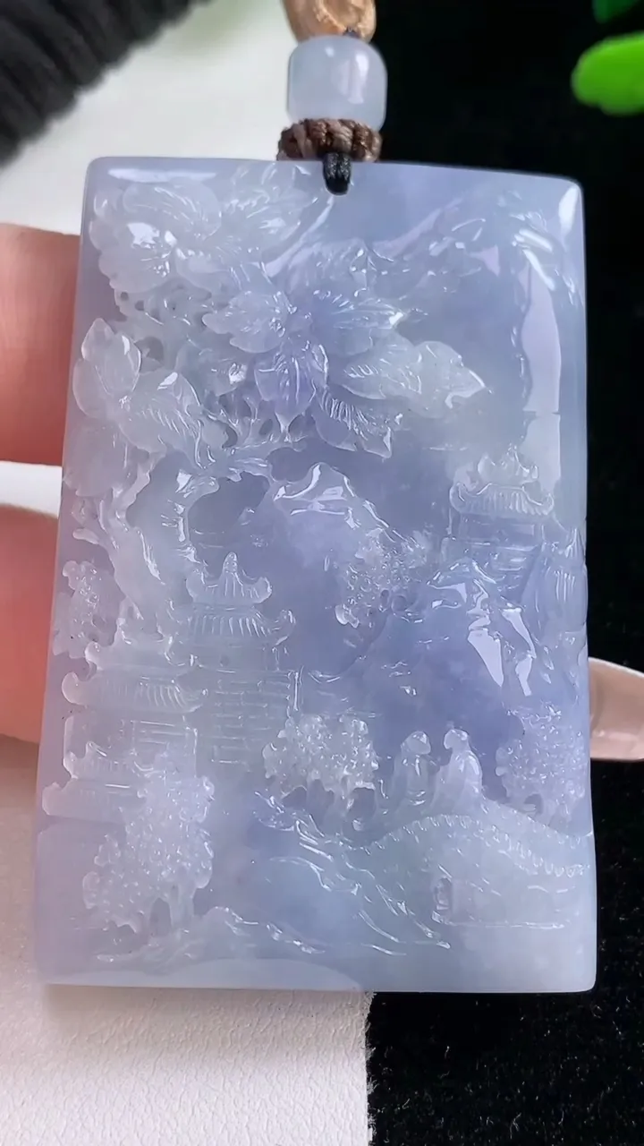 天然A货翡翠牌吊坠，尺寸55.8-37-9.2，重量:52.23g
12月29日