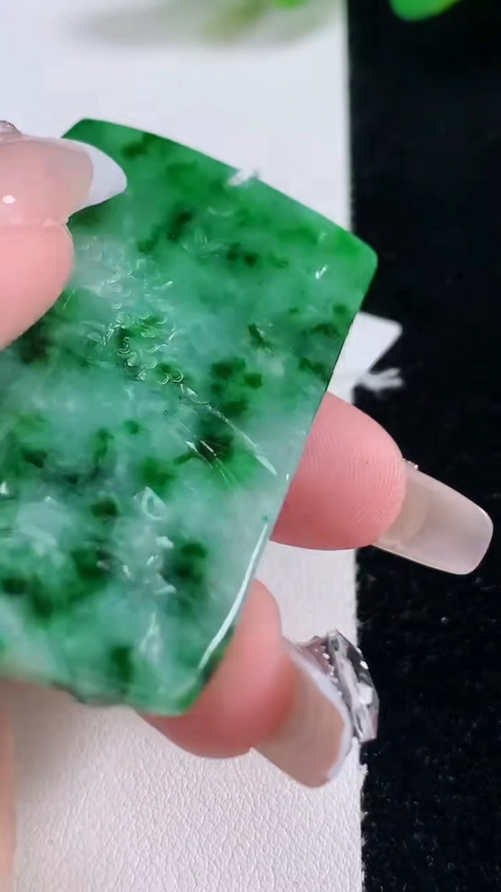 天然A货翡翠山水牌吊坠，尺寸53.4-35.6-6.7，重量:29.34g
12月29日